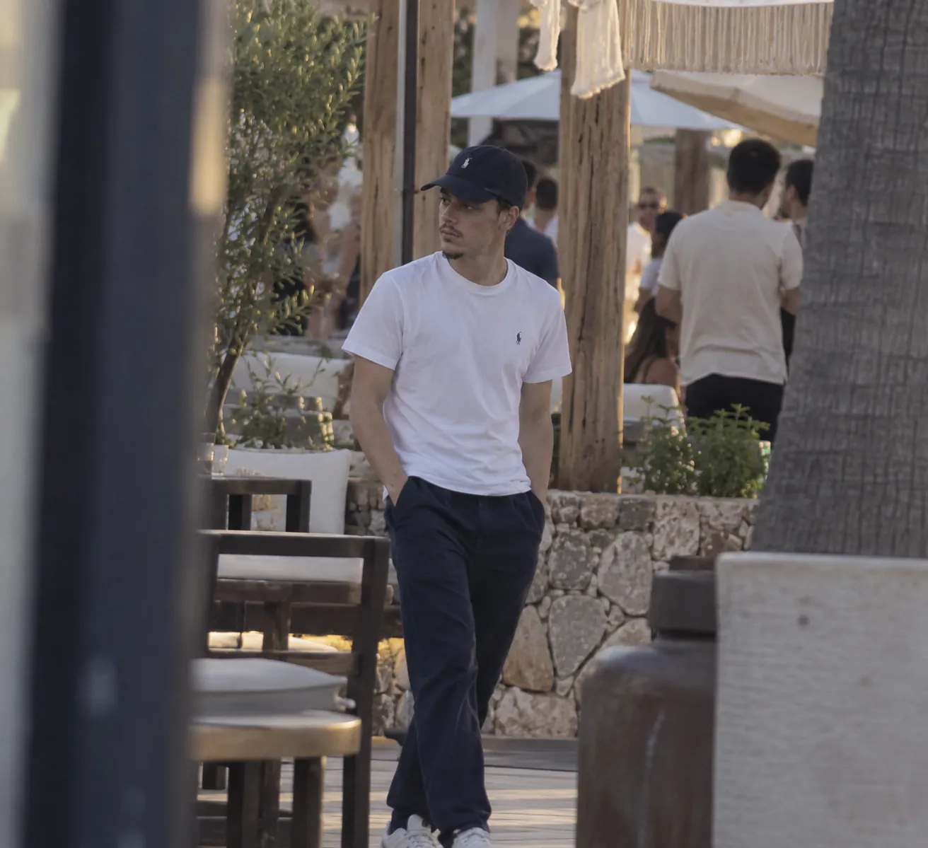Nolan Bloch sur la terrasse d'un beach club